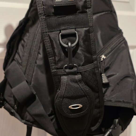 OAKLEY Tactical Sling Bag From The Oakley Design Team back in 2008 -Like New - Picture 9 of 12